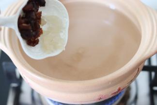 砂锅放入适量的水，开中火，把桂圆肉和糖加入到砂锅中。