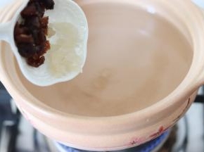 砂锅放入适量的水，开中火，把桂圆肉和糖加入到砂锅中。