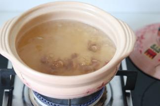 搅动，让糖融化，并且水烧开。