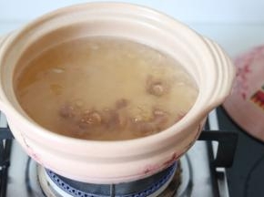 搅动，让糖融化，并且水烧开。