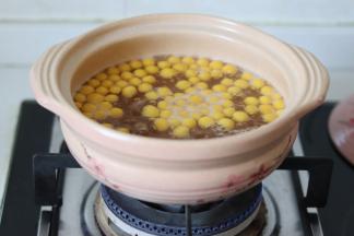 过1-2分钟，南瓜圆子就漂浮上来了。再稍微煮一小会，南瓜圆子就熟了。