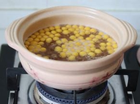 过1-2分钟，南瓜圆子就漂浮上来了。再稍微煮一小会，南瓜圆子就熟了。