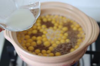 倒入调好的水淀粉，再搅拌匀，倒入到锅中，用筷子放到锅中搅匀，汤会略显浓稠。