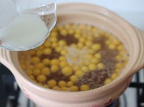 倒入调好的水淀粉，再搅拌匀，倒入到锅中，用筷子放到锅中搅匀，汤会略显浓稠。