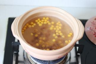 下入南瓜圆子，开始南瓜圆子是沉底的，我们需要及时搅拌，防止粘底。