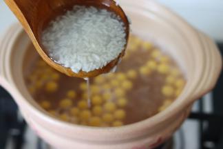 放入2勺酒酿，和圆子汤搅拌均匀，关火，不要煮久了，放好后，搅拌一下就可以关火了。