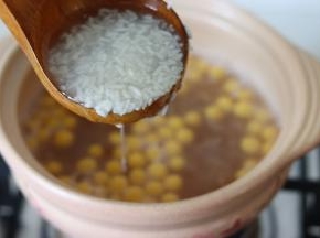 放入2勺酒酿，和圆子汤搅拌均匀，关火，不要煮久了，放好后，搅拌一下就可以关火了。