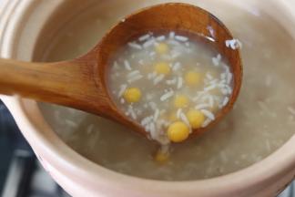 甜甜糯糯的酒酿南瓜圆子就完成了，冬天喝一碗热乎乎的甜汤圆子，真是太舒服了。今天用到了万土烧砂锅做酒酿圆子，感觉更美味，而且砂锅的保温性好，冬天用合适。