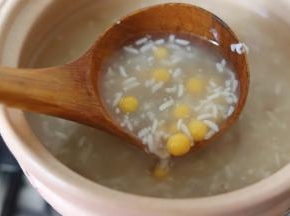 甜甜糯糯的酒酿南瓜圆子就完成了，冬天喝一碗热乎乎的甜汤圆子，真是太舒服了。今天用到了万土烧砂锅做酒酿圆子，感觉更美味，而且砂锅的保温性好，冬天用合适。