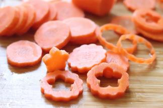 首先来处理胡萝卜片，因为是给小朋友吃，视觉上让他更容易接受，切出了花形状放入小容器中，一会要蒸熟。