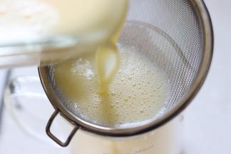 用细网筛把混合液过筛一次，去掉鸡蛋的筋膜，蛋液也更加的细腻。