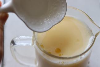 倒入少量的食用油，和盐，用筷子或者打蛋器，搅匀，之后静置一会，去掉打起来的气泡，如果不静置也可以，再次过筛一次，这次的目的是过滤掉搅打产生的气泡。盐最好加入，因为今天的蛋羹是水嫩口感的，加入少量的盐，更有凝固作用。如果水量不这么大的话，也可以不加