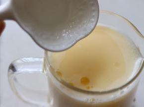 倒入少量的食用油，和盐，用筷子或者打蛋器，搅匀，之后静置一会，去掉打起来的气泡，如果不静置也可以，再次过筛一次，这次的目的是过滤掉搅打产生的气泡。盐最好加入，因为今天的蛋羹是水嫩口感的，加入少量的盐，更有凝固作用。如果水量不这么大的话，也可以不加