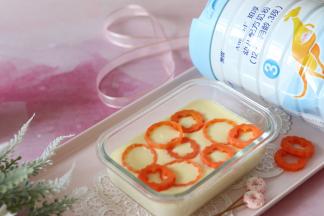 这个蛋羹，用婴儿奶粉制作，可以合适6个月以上的宝宝，需要改变的就是，6月+开始辅食的宝宝，就不要油和盐了，用当前的奶粉来冲出奶液，而且胡萝卜也需要打成细腻的泥，做成胡萝卜泥蛋羹，就是一道营养丰富的宝宝辅食了。