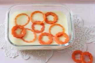 把胡萝卜放到鸡蛋羹的顶部，就可以了。吃的时候，适当的淋上点生抽就可以了。