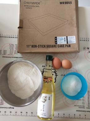 1、材料备齐，鸡蛋选择大号的。干酵母用少许温水融化开。
。