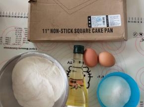 1、材料备齐，鸡蛋选择大号的。干酵母用少许温水融化开。
。