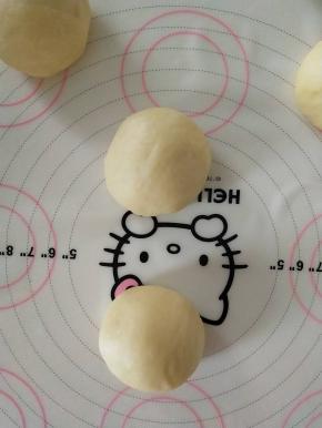 3、发酵好后分割成8份，排气滚圆。