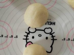 3、发酵好后分割成8份，排气滚圆。