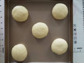 4、将面团压扁后放入学厨9055金盘中。