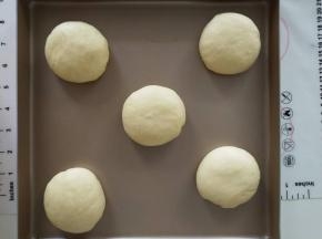 4、将面团压扁后放入学厨9055金盘中。