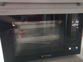 5、盖保鲜膜放入长帝蒸烤箱启动发酵功能，发酵约30分钟即可。