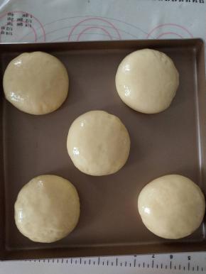 6、发酵好后面团表面刷一层油。