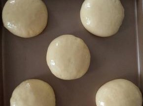 6、发酵好后面团表面刷一层油。