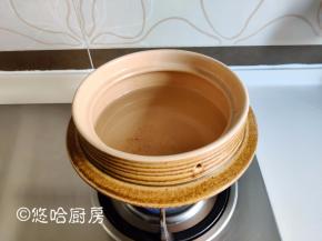 砂锅放清水，用大火烧开。要熬出好喝浓稠的大米粥，这步是关键，一定要先烧开水。