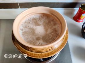 水开后放入淘洗后的小鲜米，用饭勺搅拌几下，避免粘锅底。小鲜米好香，一开盖就闻着香味。