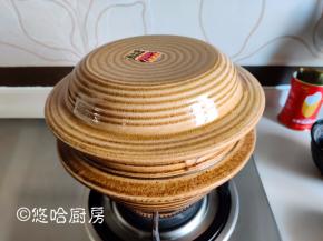 放入大米开锅后转最小的火，盖好砂锅的盖子，再盖上压力盖，小火煮10分钟左右。