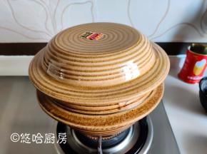 放入大米开锅后转最小的火，盖好砂锅的盖子，再盖上压力盖，小火煮10分钟左右。