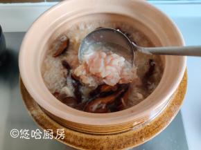 几分钟后放入腌渍好的鸡肉丁，一边放一边用饭勺搅拌，避免鸡肉粘黏在一起。