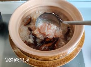 几分钟后放入腌渍好的鸡肉丁，一边放一边用饭勺搅拌，避免鸡肉粘黏在一起。