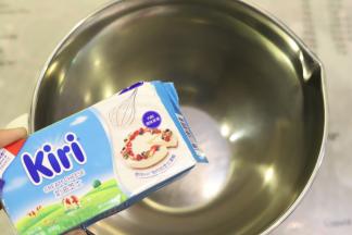 奶油奶酪提前室温软化。