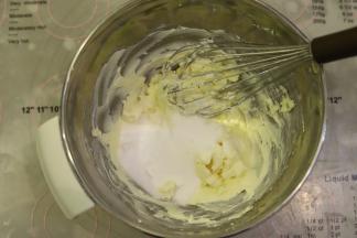 细砂糖一次性加入软化好的奶油奶酪内。