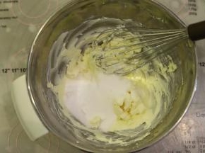 细砂糖一次性加入软化好的奶油奶酪内。