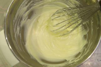 搅拌至顺滑无颗粒。（冬天可以隔温热水搅拌）