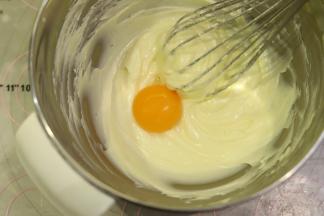 先加入一个蛋黄，搅拌均匀。