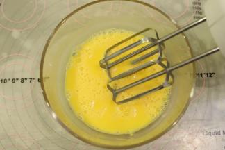 全蛋液用打蛋器打散。