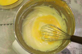 再将剩余的全蛋液倒入奶酪糊内，拌匀。