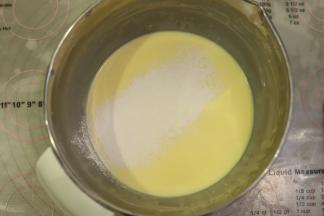 筛入低筋面粉。