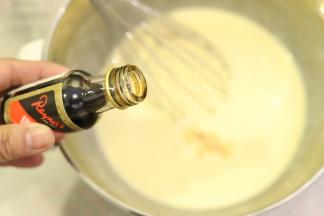 加入香草精，拌匀。