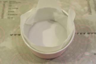 6寸圆形蛋糕模放入一张油纸，将油纸贴合模具。