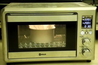 烤箱预热上火220度，下火200度，烘烤时间为30分钟。（喜欢焦一点可以在最后5分钟调高上火230度）