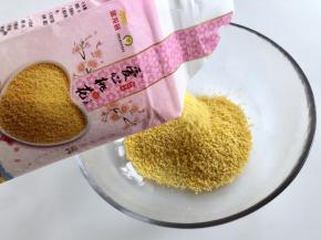 在大碗中倒入金龙鱼爱心桃花小米。