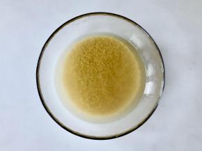 在碗中加入适量的清水，把金龙鱼爱心桃花小米浸泡2小时以上，这样蒸的时候更易熟，不会夹生。