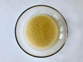 在碗中加入适量的清水，把金龙鱼爱心桃花小米浸泡2小时以上，这样蒸的时候更易熟，不会夹生。