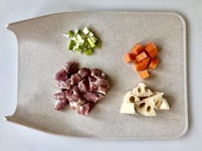 将猪肉、莲藕、胡萝卜切成小块，大葱切碎。