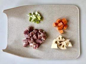 将猪肉、莲藕、胡萝卜切成小块，大葱切碎。